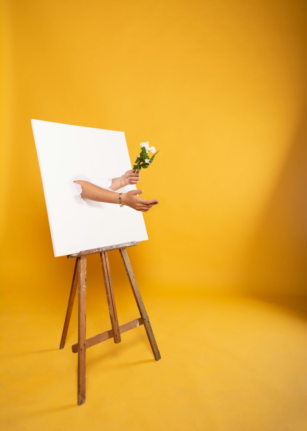 Mujer en vestido blanco sentada en asiento de madera marrón