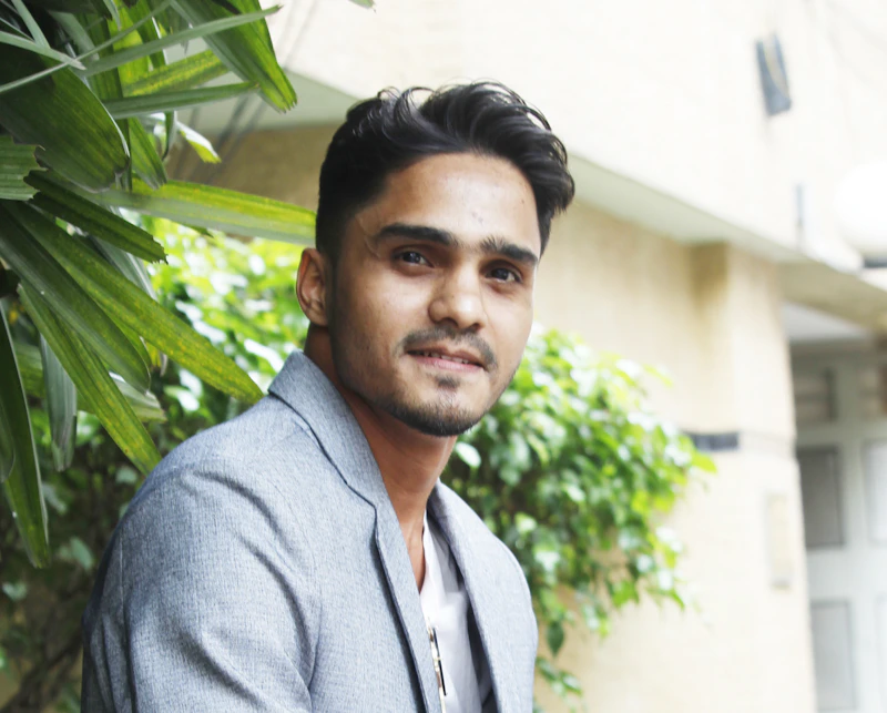 Sugar Daddy con chaqueta de traje gris, estilo impecable