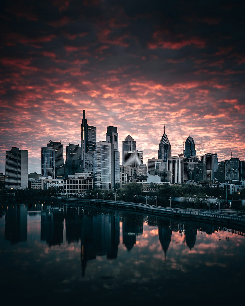 Skyline der Stadt bei Nacht