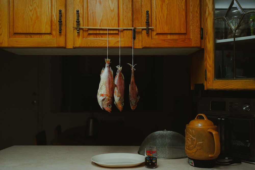 poisson cru sur assiette en céramique blanche