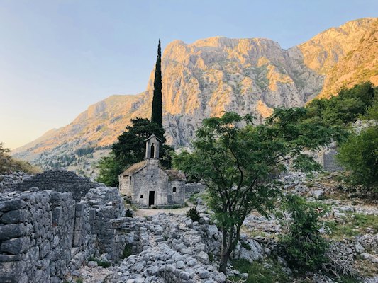 Brown and white concrete building near green trees during daytime — Durmitor, Montenegro