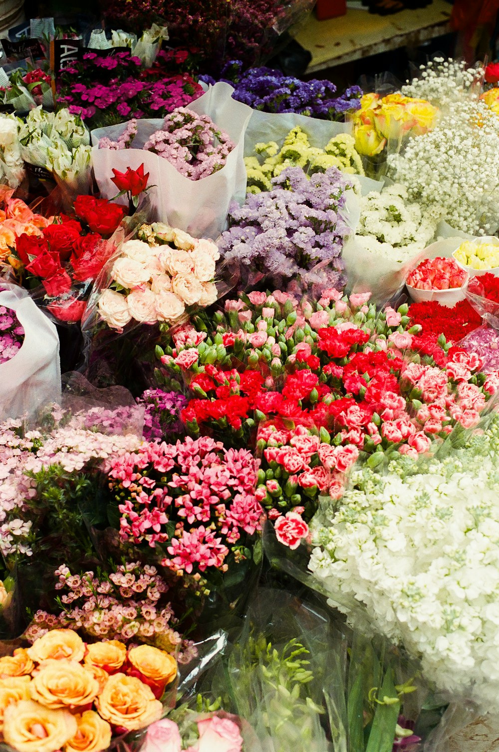 bouquet di fiori rossi e bianchi