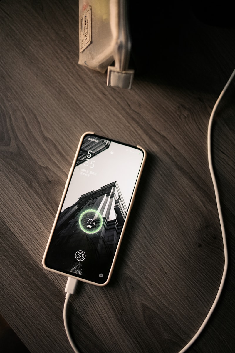 Smartphone auf einem Holzuntergrund