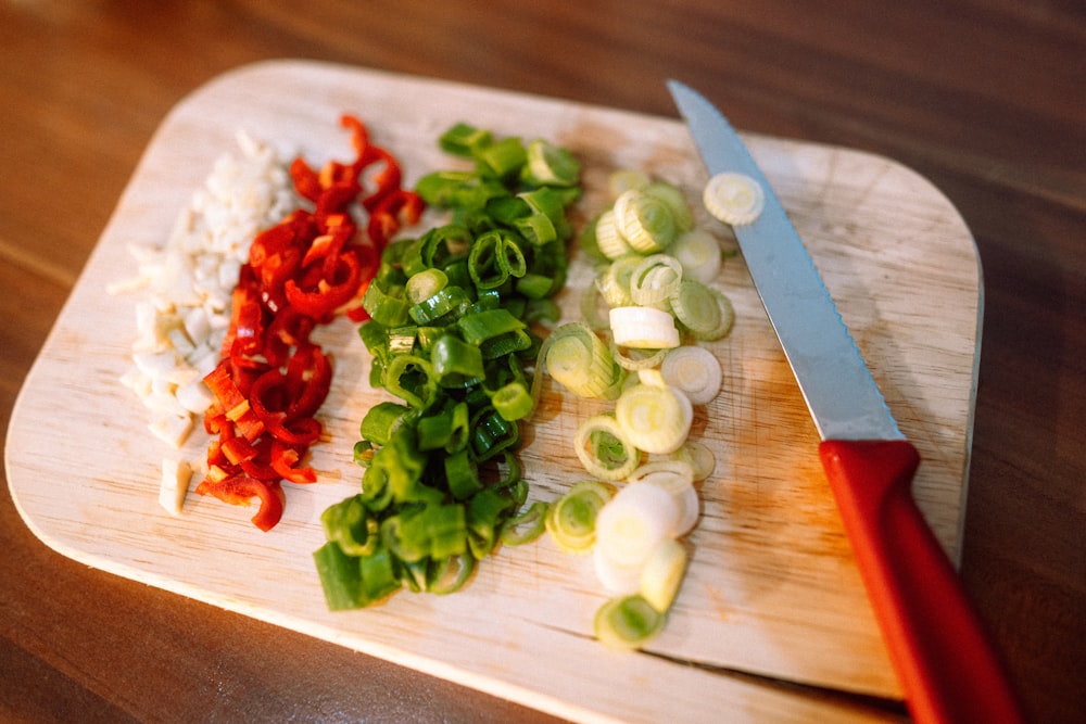 흰색 세라믹 접시에 얇게 썬 녹색 야채