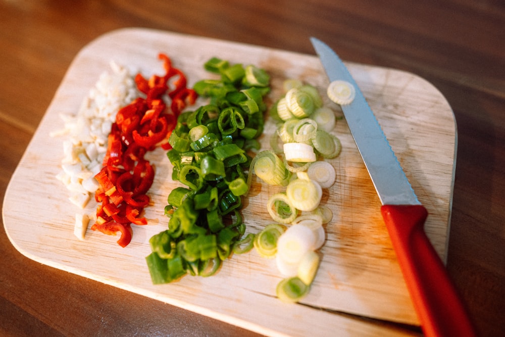 légumes verts tranchés sur assiette en céramique blanche