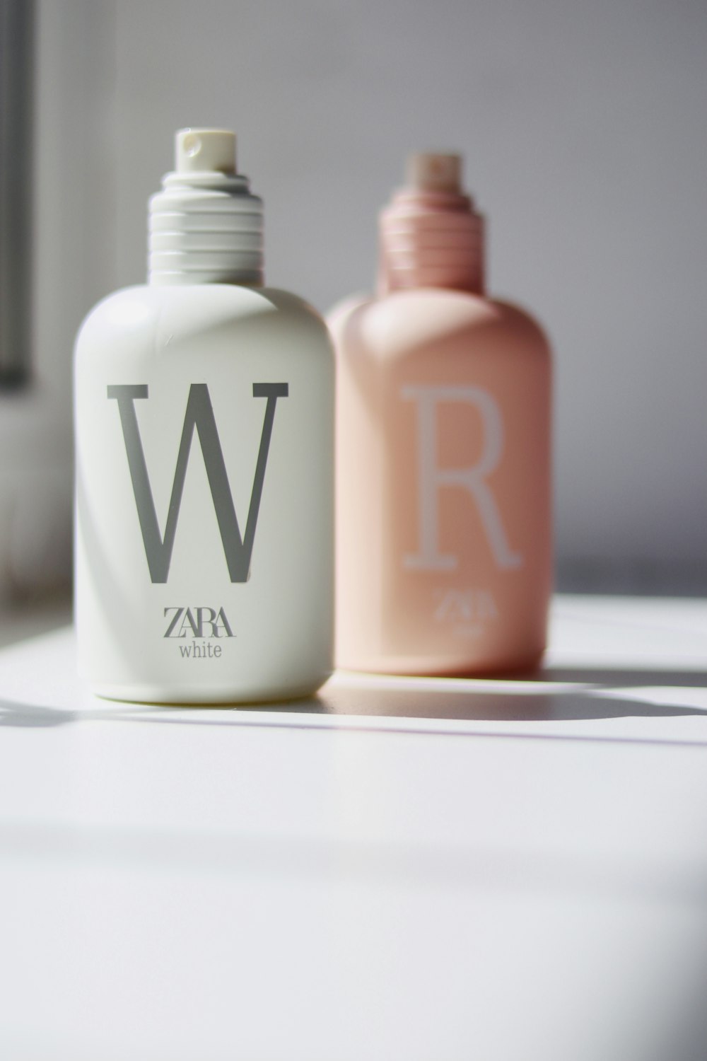 Foto botella de calvin klein blanca y rosa – Imagen ザラ gratis en Unsplash