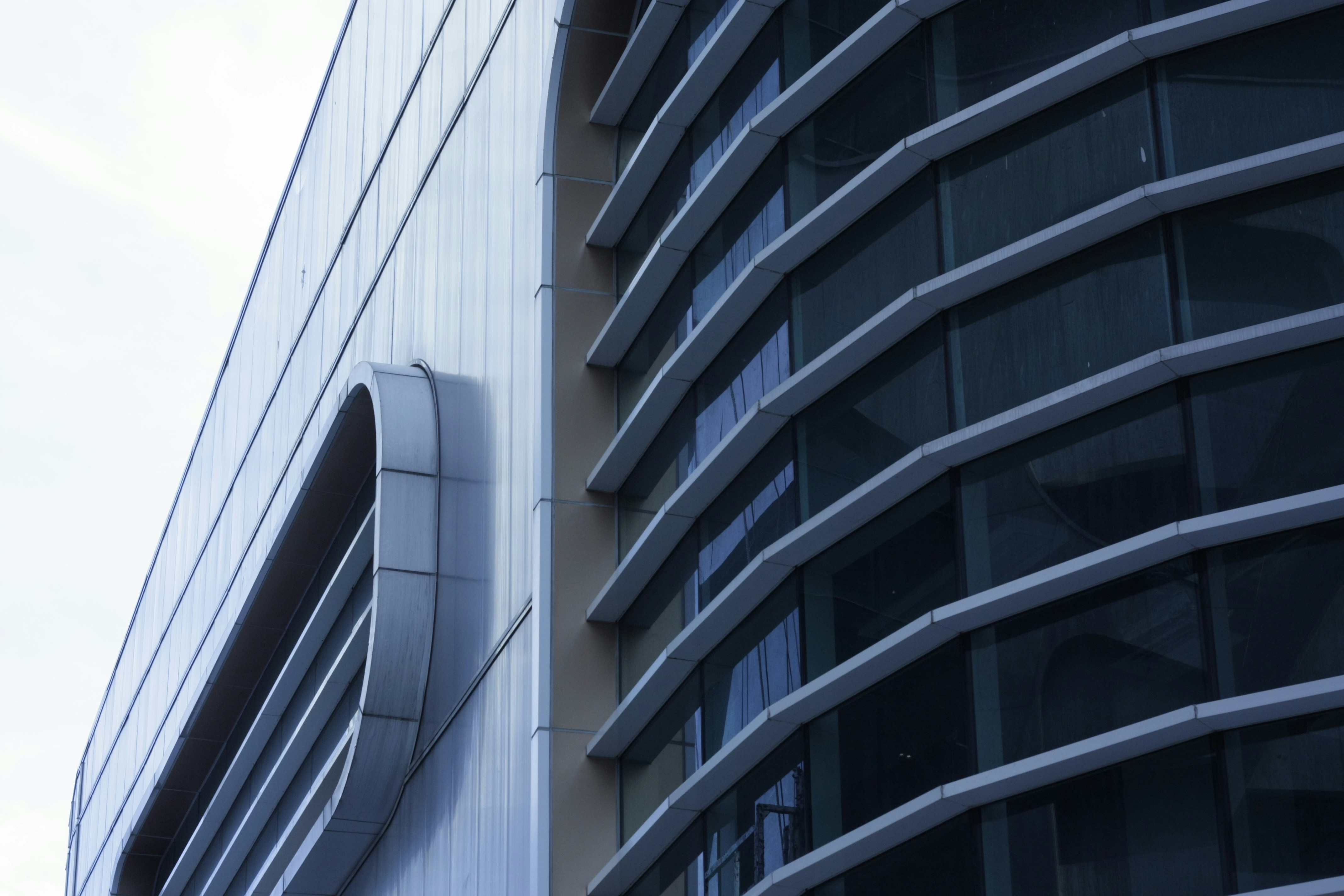 Edificio de hormigón blanco durante el día