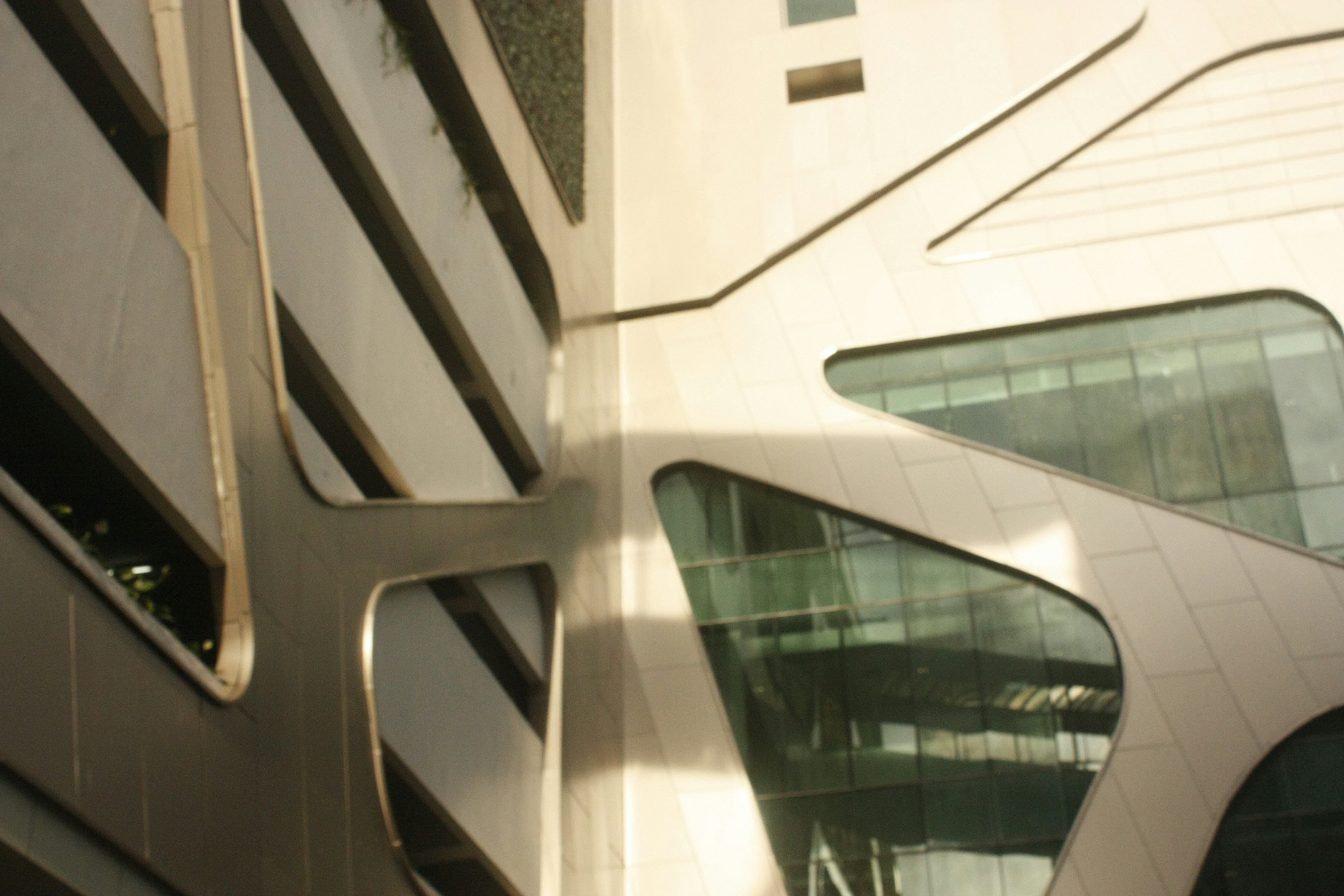 Edificio de hormigón blanco y marrón