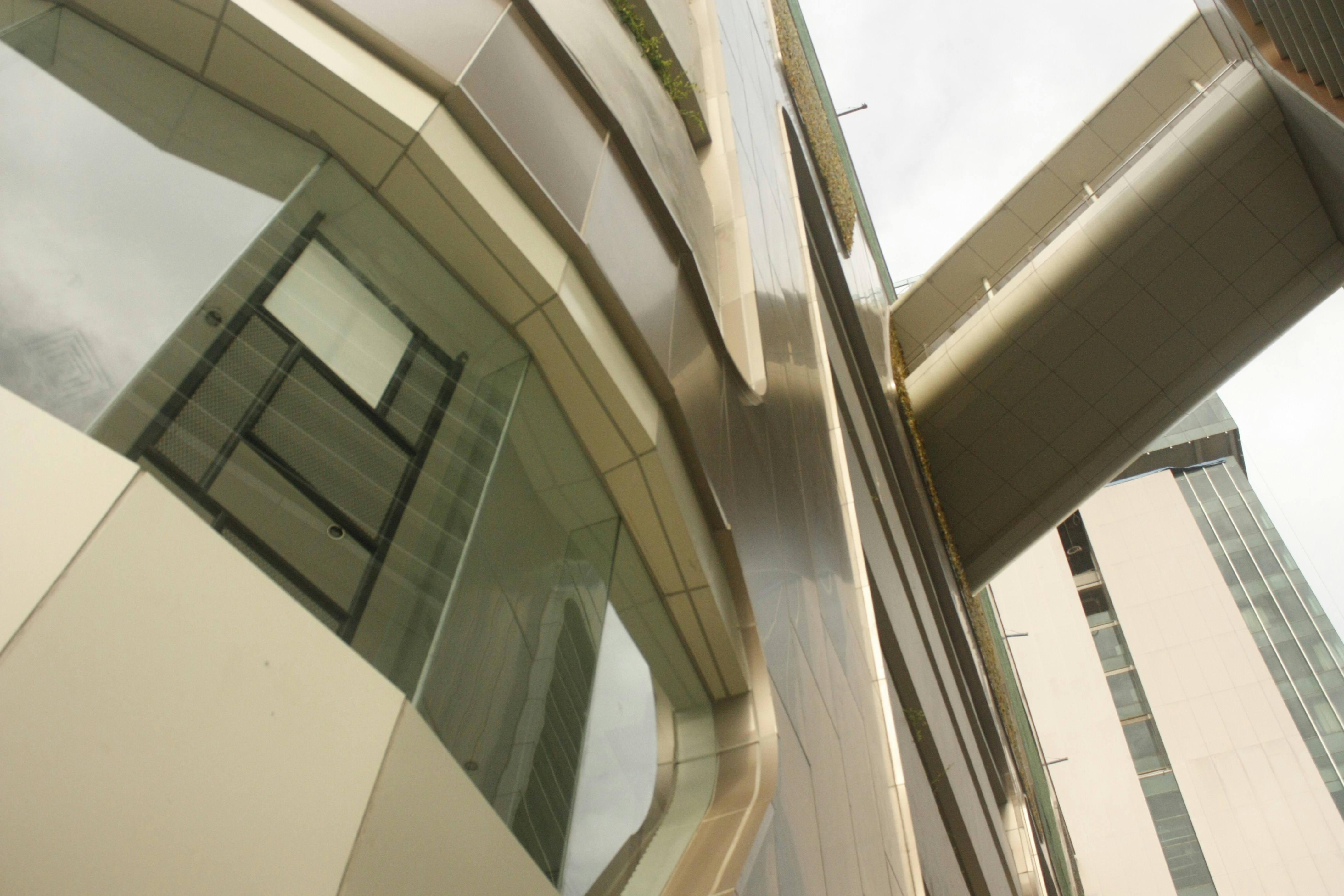 Edificio de hormigón blanco y marrón