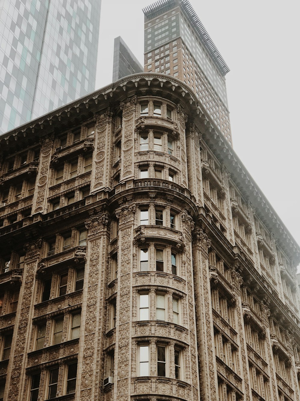 edificio in cemento marrone durante il giorno