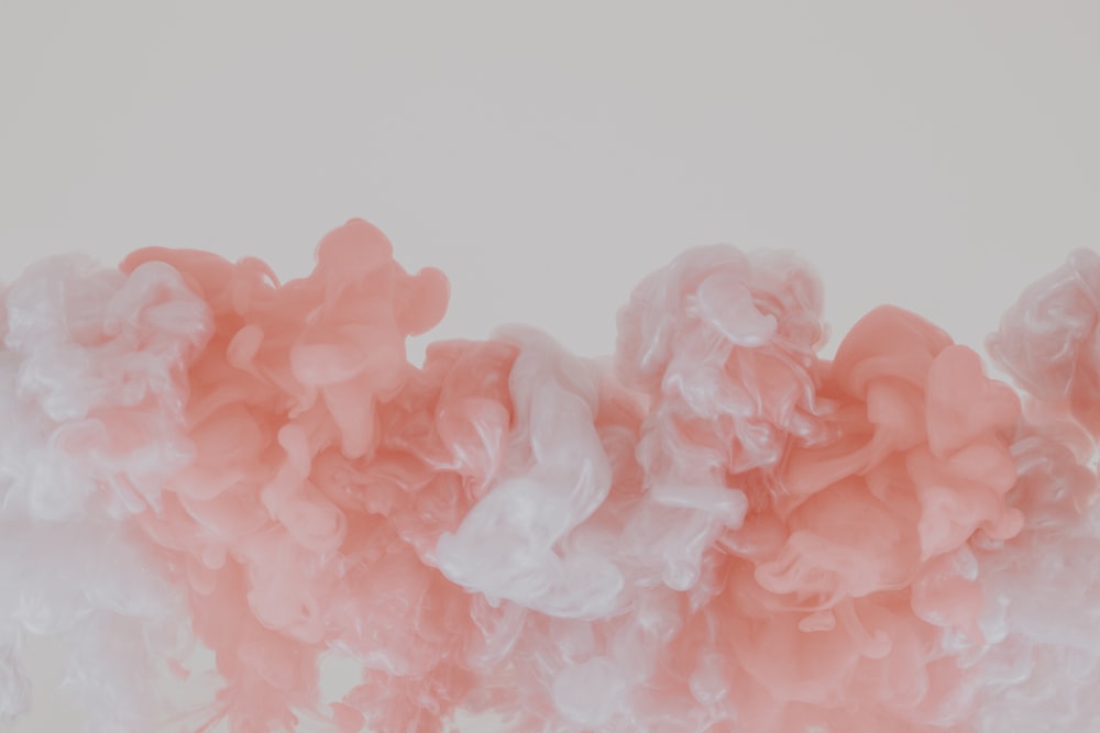 fumaça cor-de-rosa no fundo branco