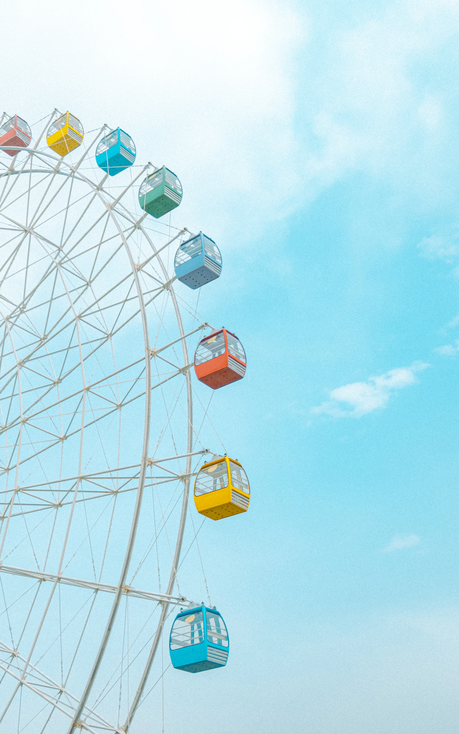 Grande roue blanche se détachant sur un ciel bleu