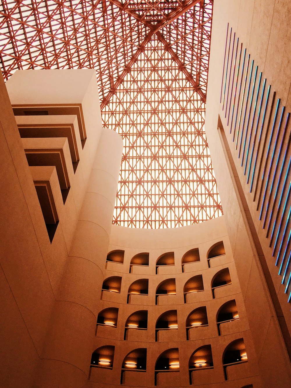 Interior de un edificio de hormigón marrón durante el día