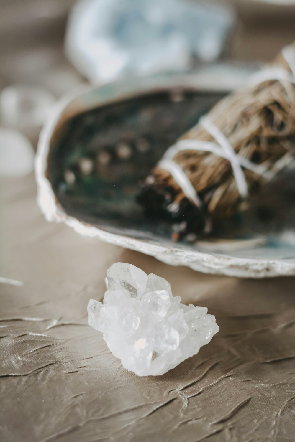 flor blanca sobre cuenco de cerámica blanca