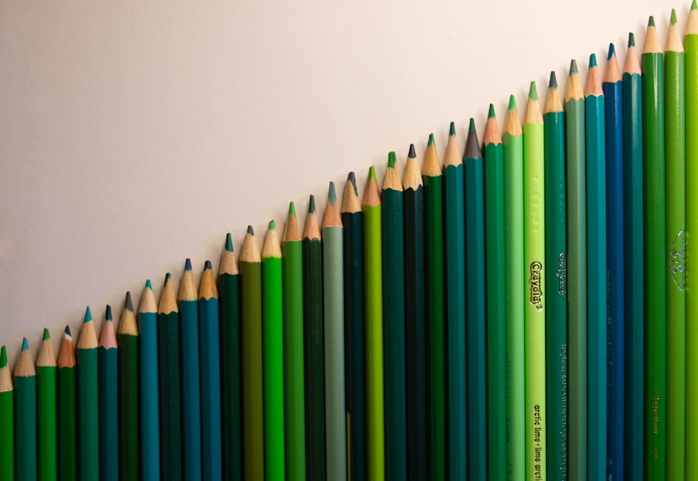lápices de colores sobre mesa blanca