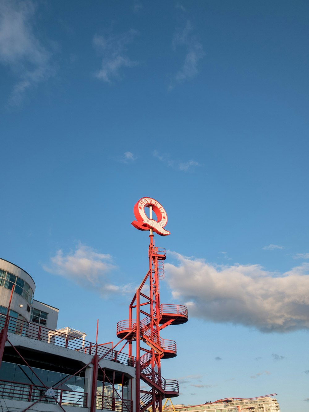 torre de aço vermelha e branca sob o céu azul durante o dia