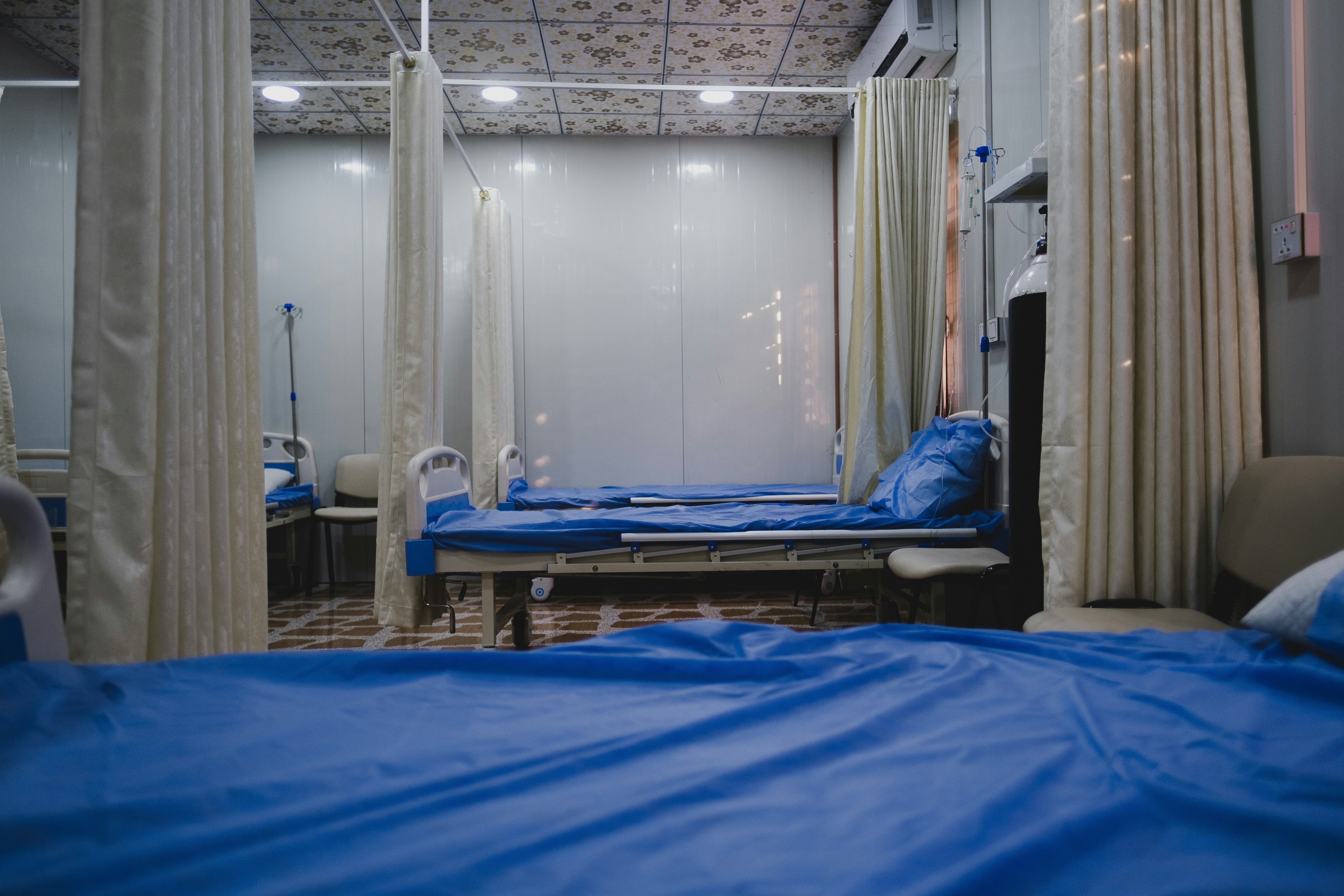 photo-1619975103820-dd1fe6e1e4e5?ixid=M3wxMjA3fDB8MXxzZWFyY2h8OHx8Ymx1ZSUyMG1lZGljYWwlMjBzcGF8ZW58MHx8fHwxNzYxNzU5ODE4fDA\u0026ixlib=rb-4.1.0