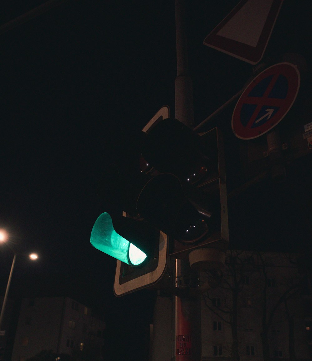 緑と黒の信号機