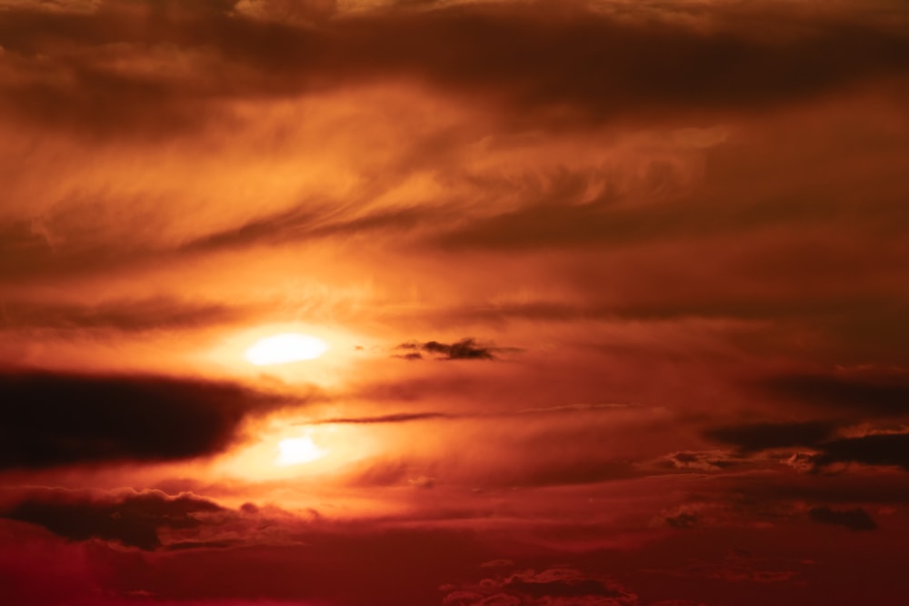 Nubes y cielo durante la puesta de sol