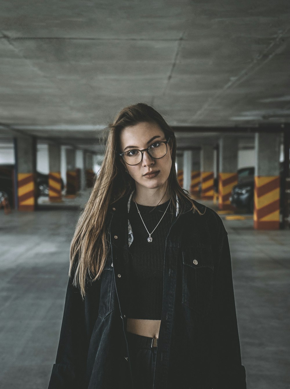 Mujer con chaqueta de cuero negro con gafas montadas negras