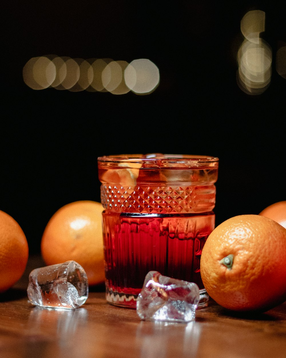 透明なコップの横のオレンジ色の果物