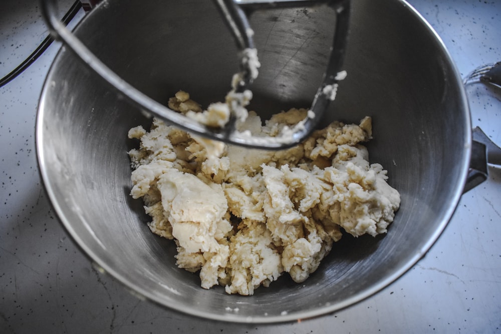 arroz blanco en bol de acero inoxidable