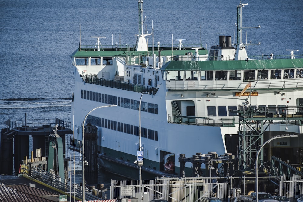 Menschen, die tagsüber auf einem weißen Schiff auf See stehen