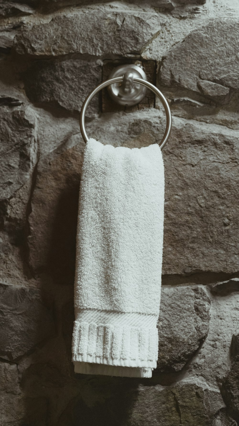 serviette blanche sur porte-serviettes en acier inoxydable