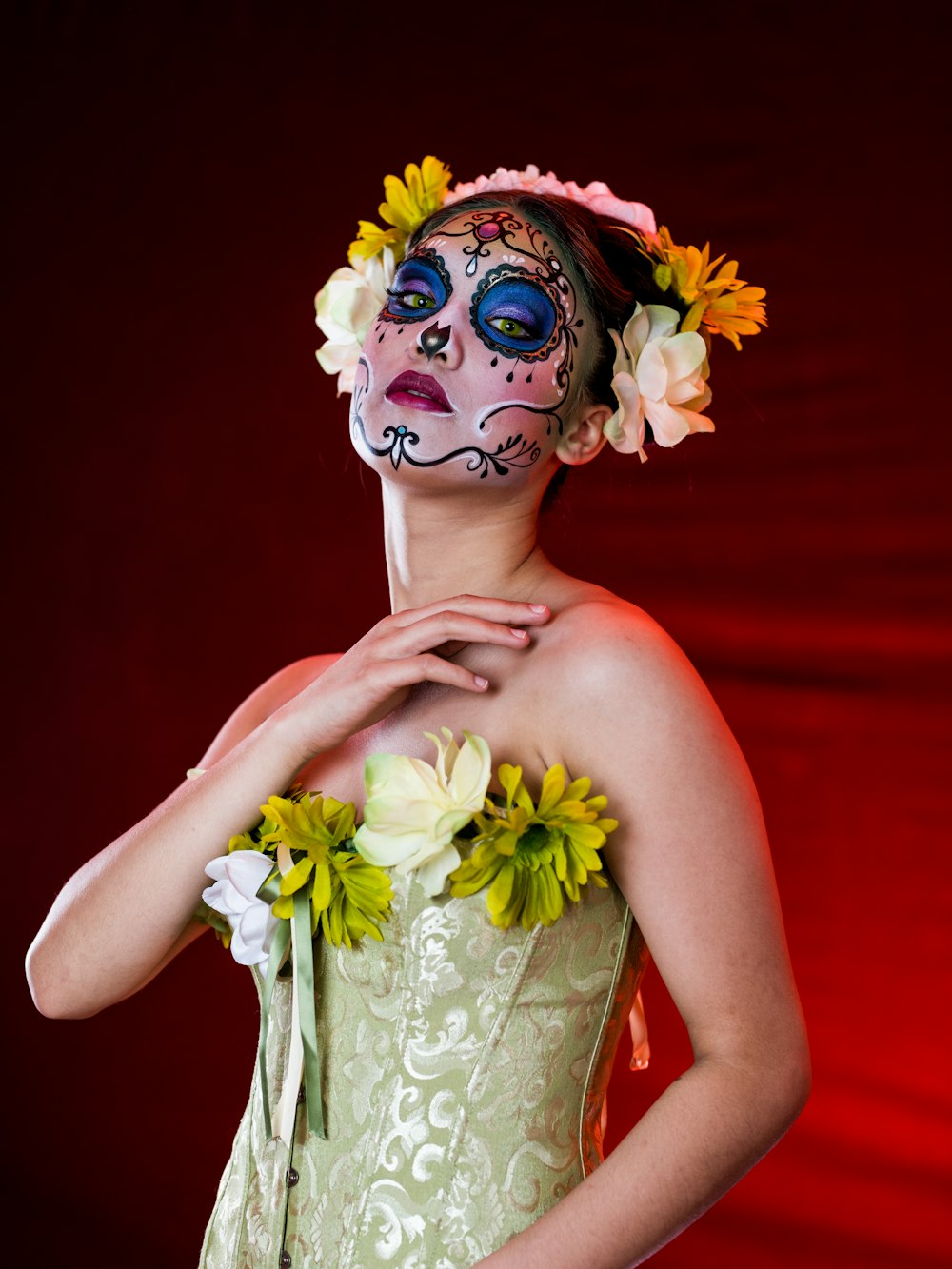 Mujer en vestido floral blanco sosteniendo ramo de rosas blancas y rosas