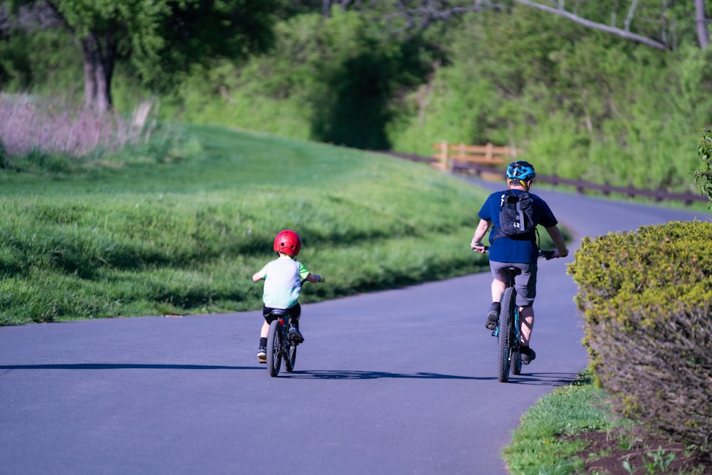 homme en chemise bleue faisant du vélo sur la route pendant la journée