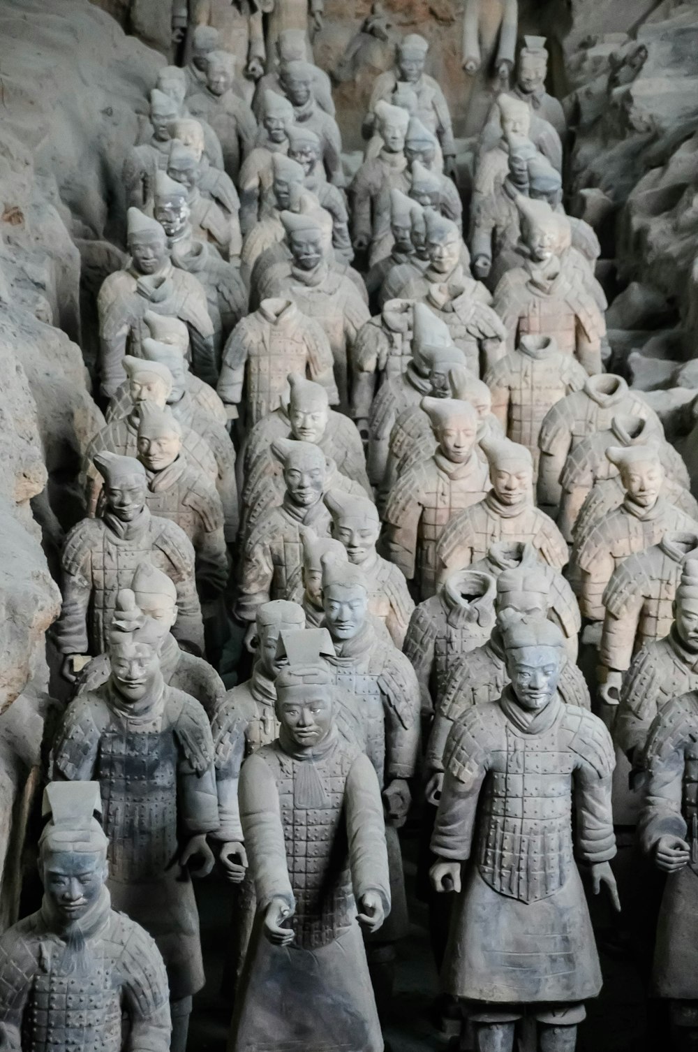 Statues en béton gris pendant la journée