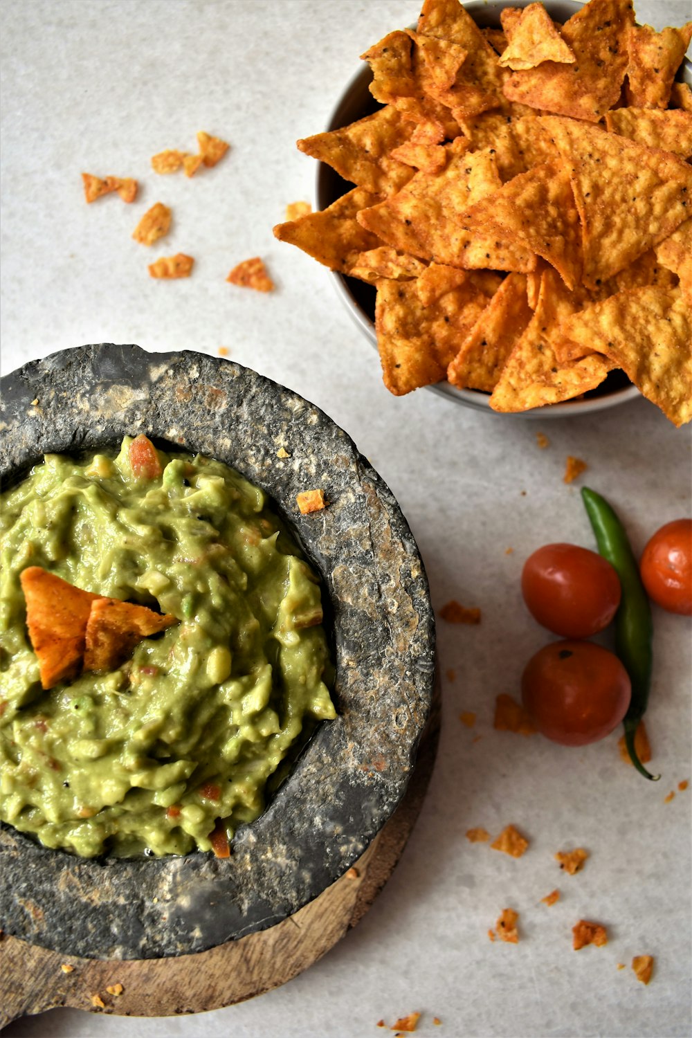 Verdura verde en cuenco de cerámica gris