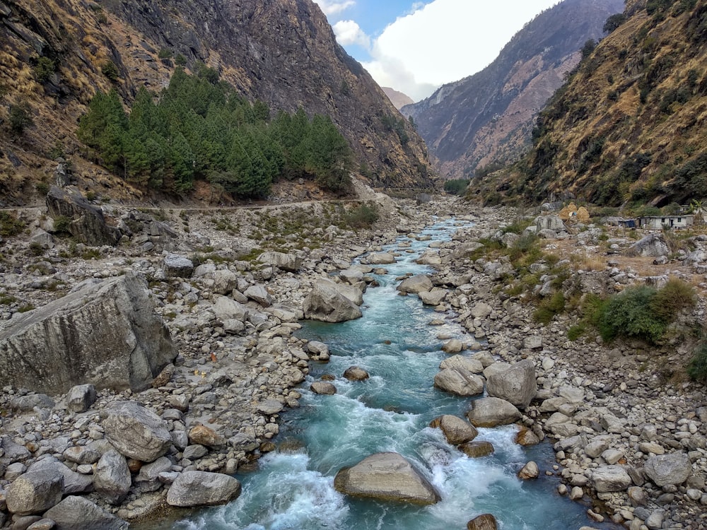 Fluss tagsüber zwischen den Bergen