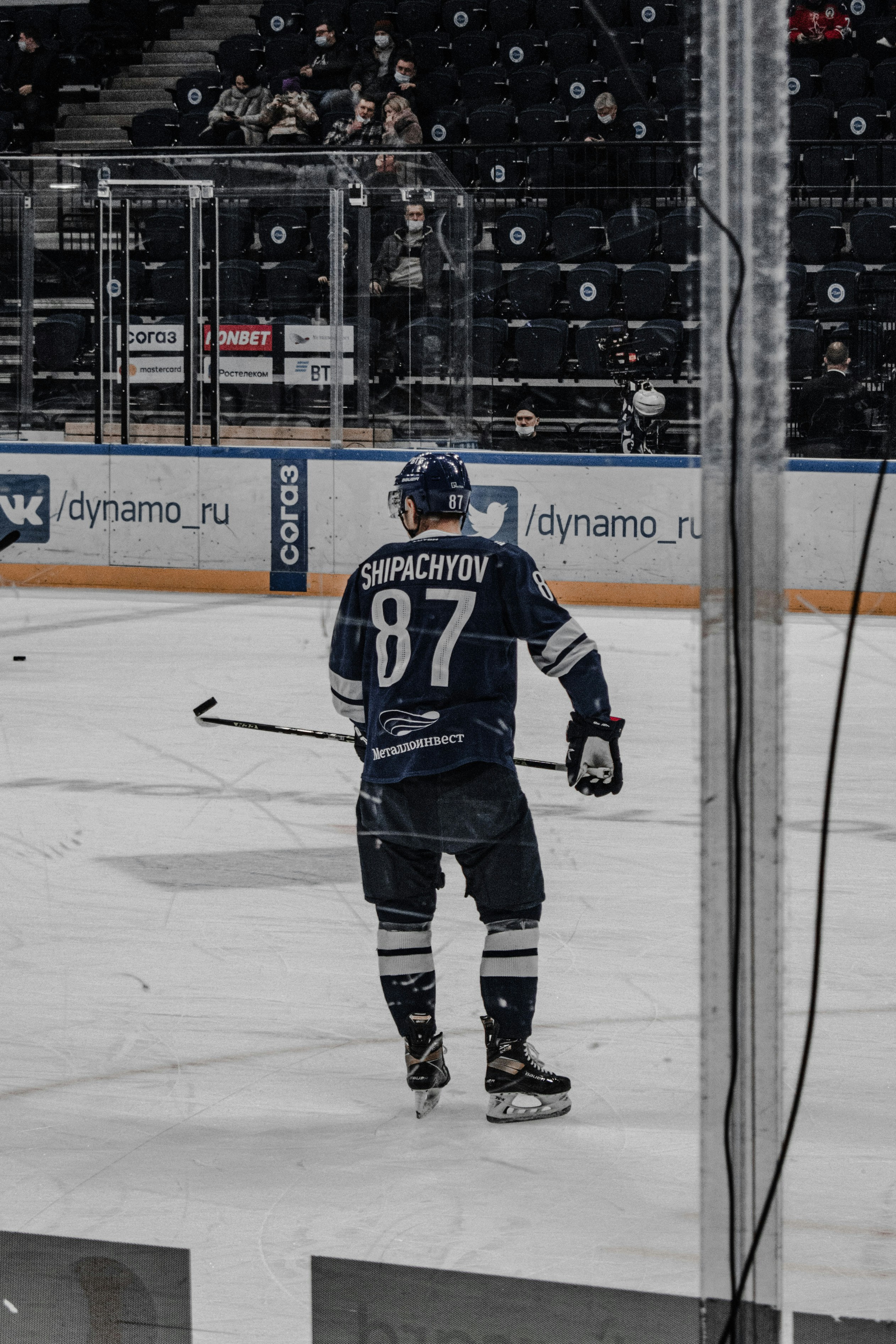 Homme en maillot blanc et rouge jouant au hockey sur glace photo