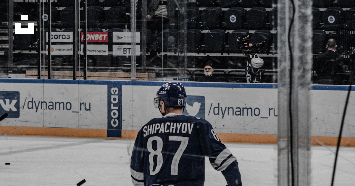 Homme en maillot blanc et rouge jouant au hockey sur glace photo Homme en maillot blanc et rouge jouant au hockey sur glace photo