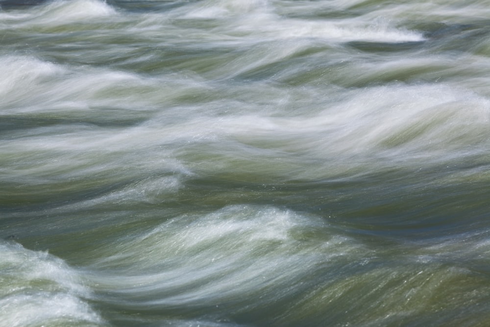 vagues d’eau sur plan d’eau