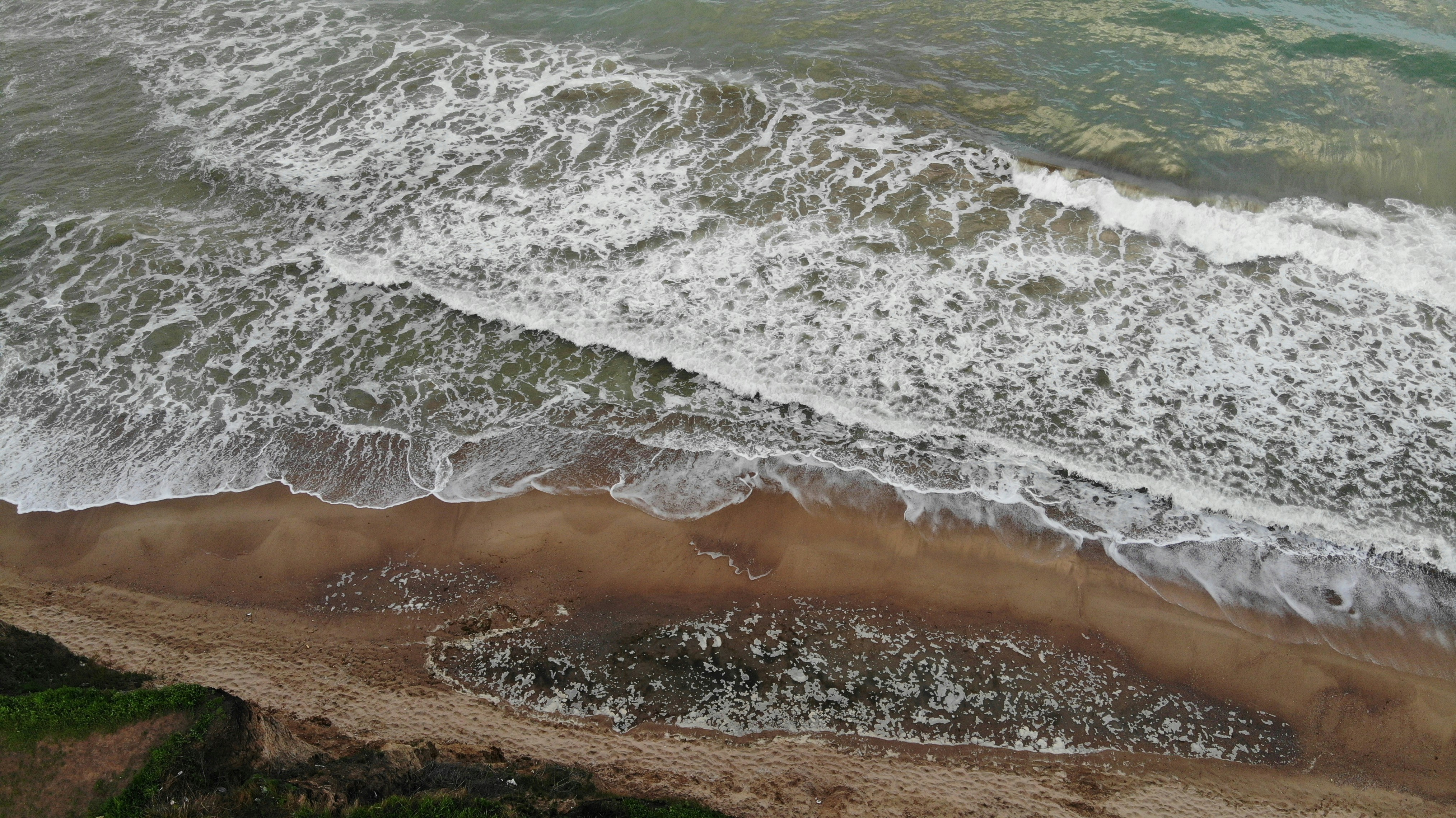 昼間に海岸に打ち寄せる海の波の写真 Unsplashで見つけるovidiopolskij Rajonの無料写真