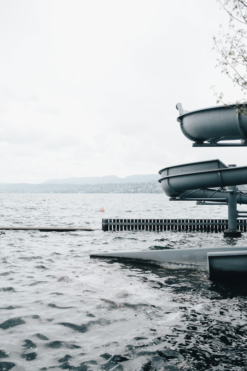 Barco gris y negro en el mar durante el día