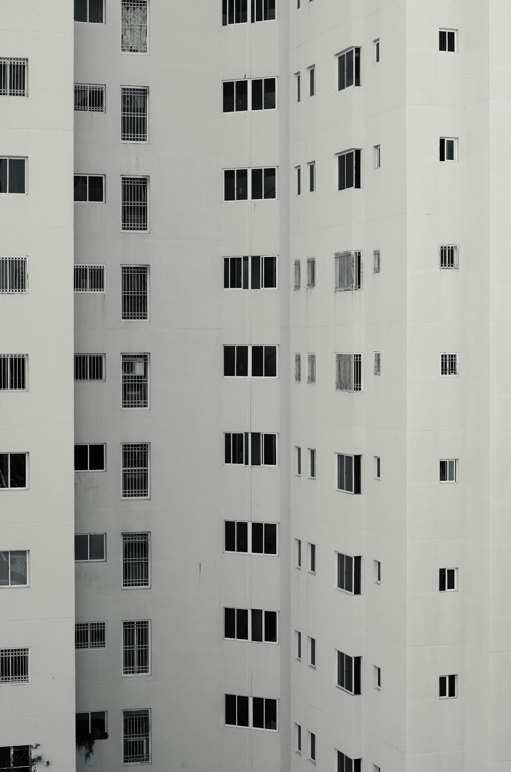 Edificio de hormigón blanco durante el día