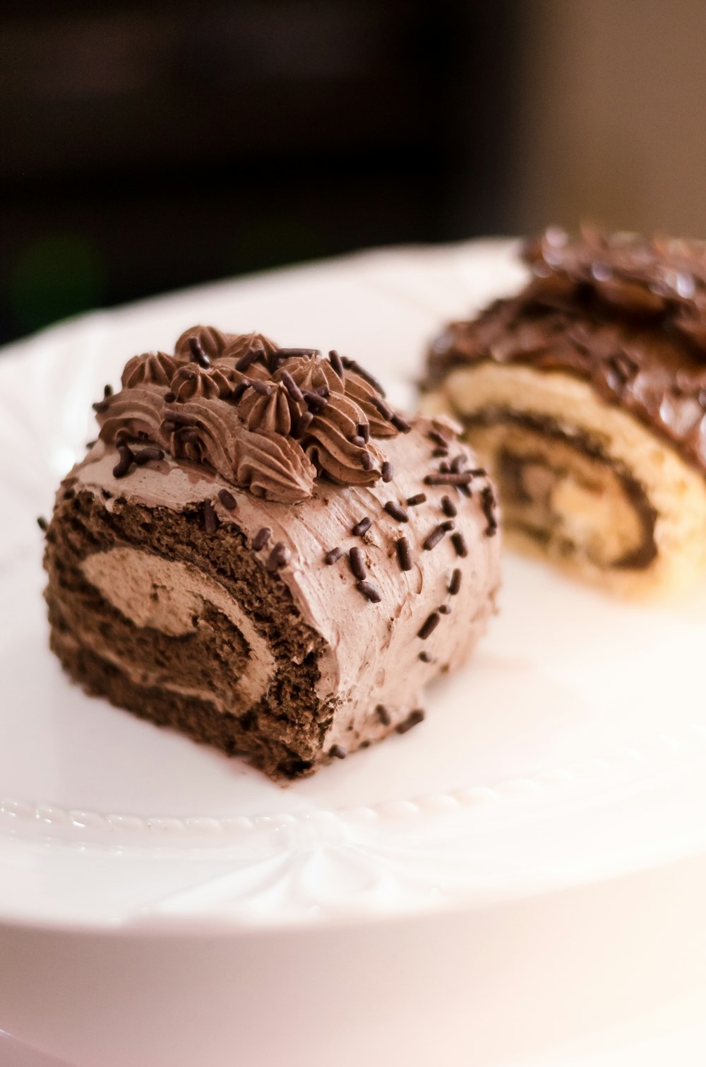 Cupcake au chocolat sur assiette en céramique blanche