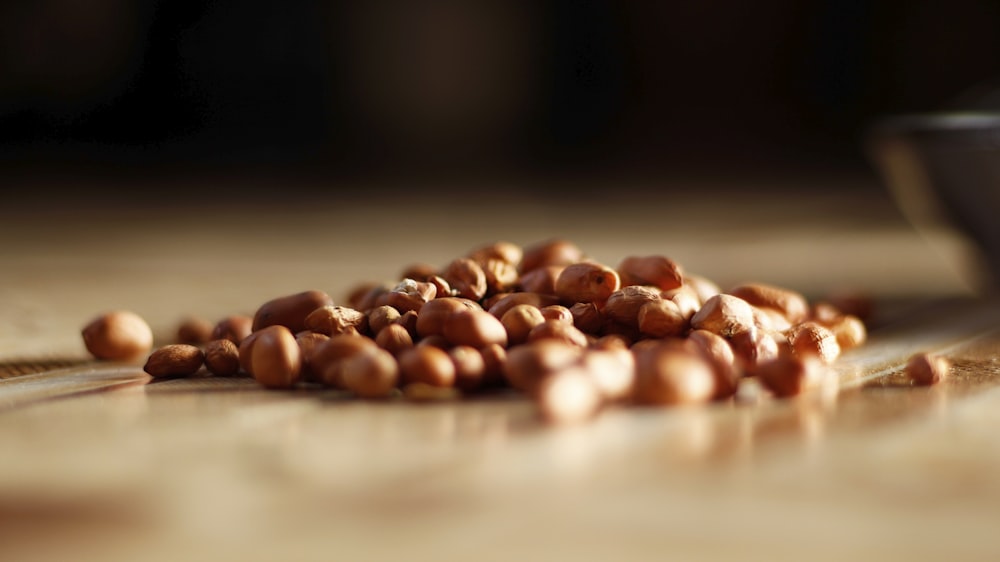 grains de café bruns sur une table en bois brun