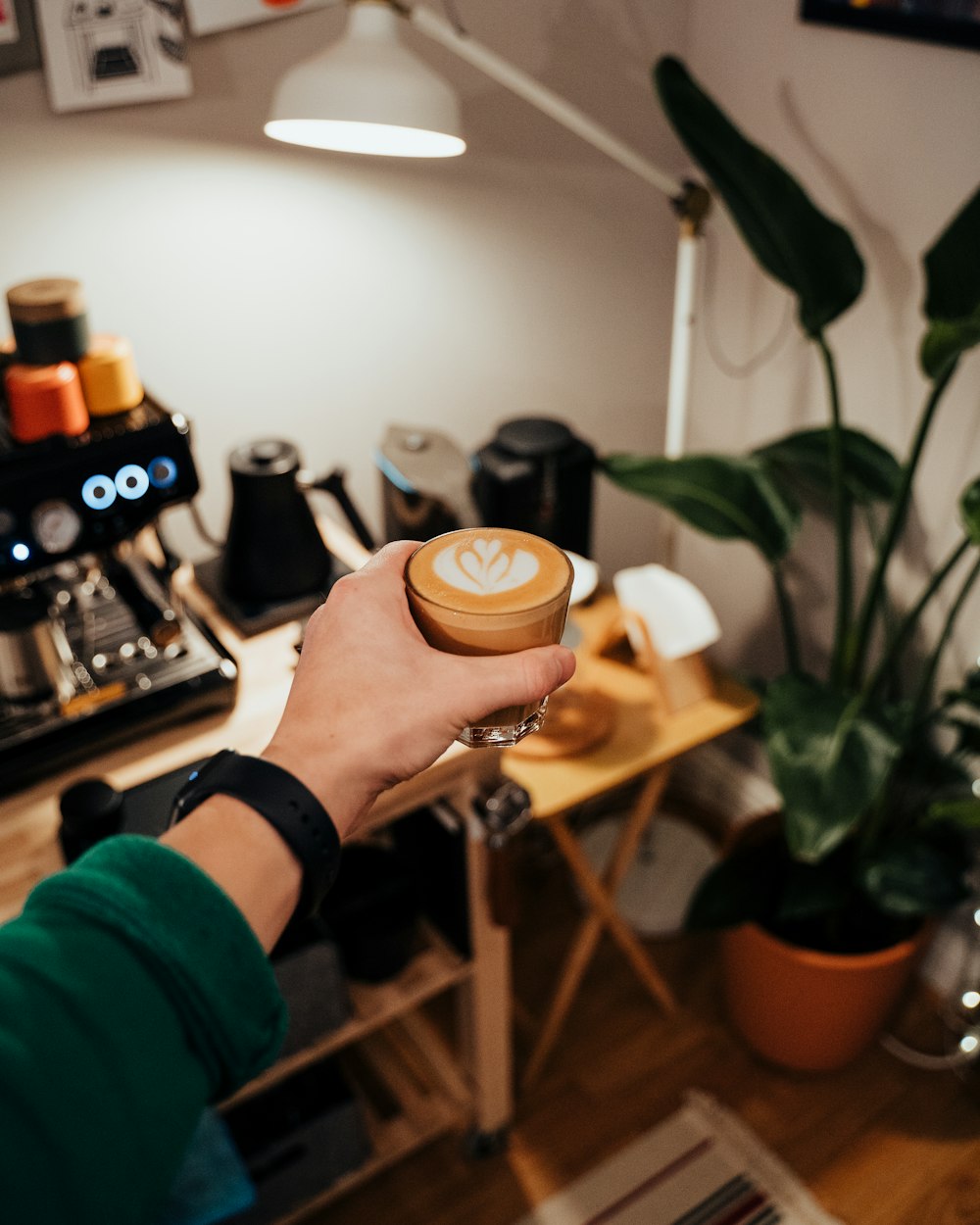 Persona che tiene la tazza di caffè cappuccino