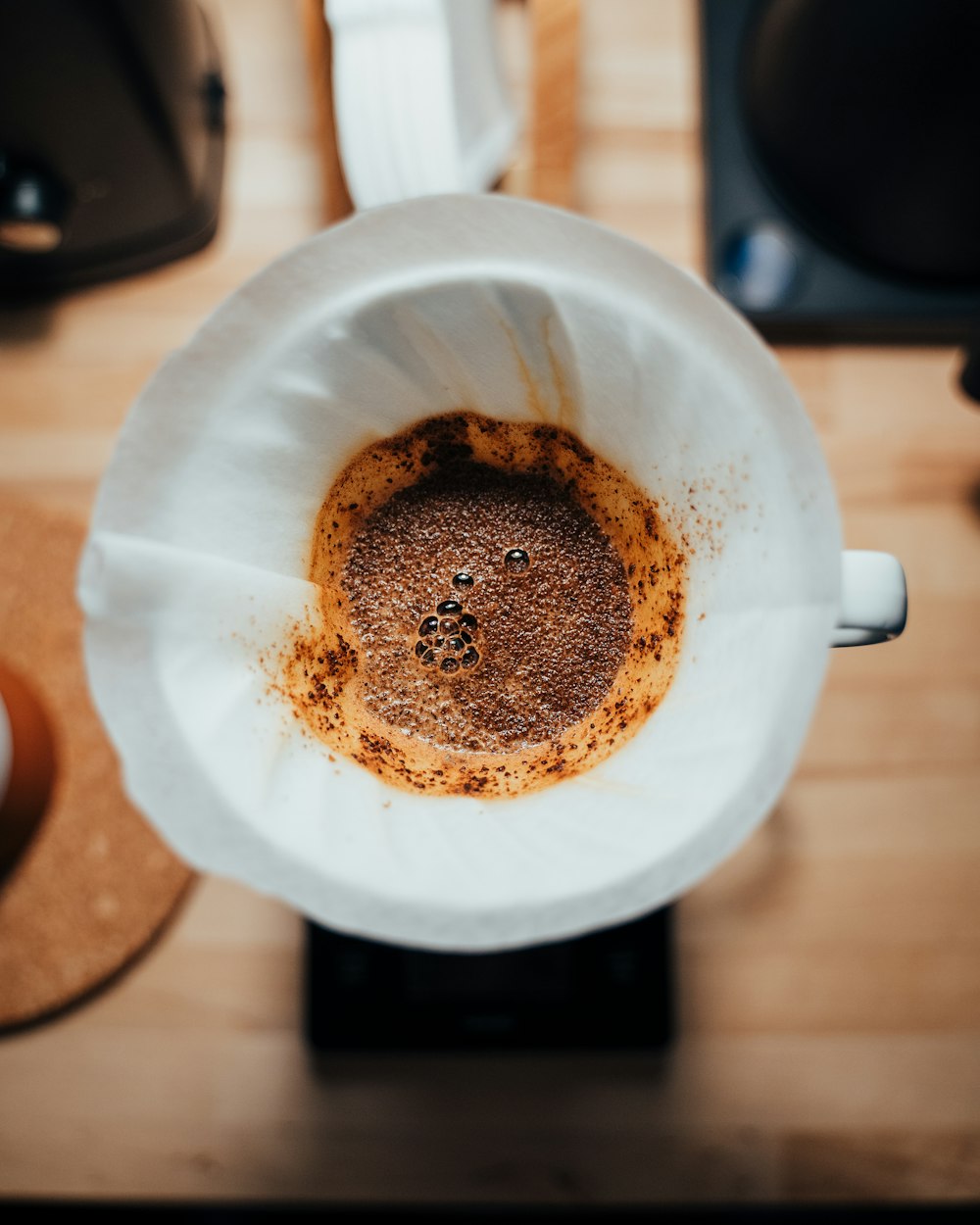 taza de cerámica blanca con café