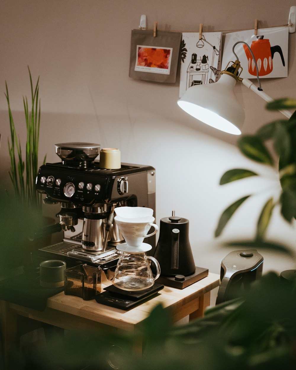 schwarz-silberne Kaffeemaschine auf braunem Holztisch