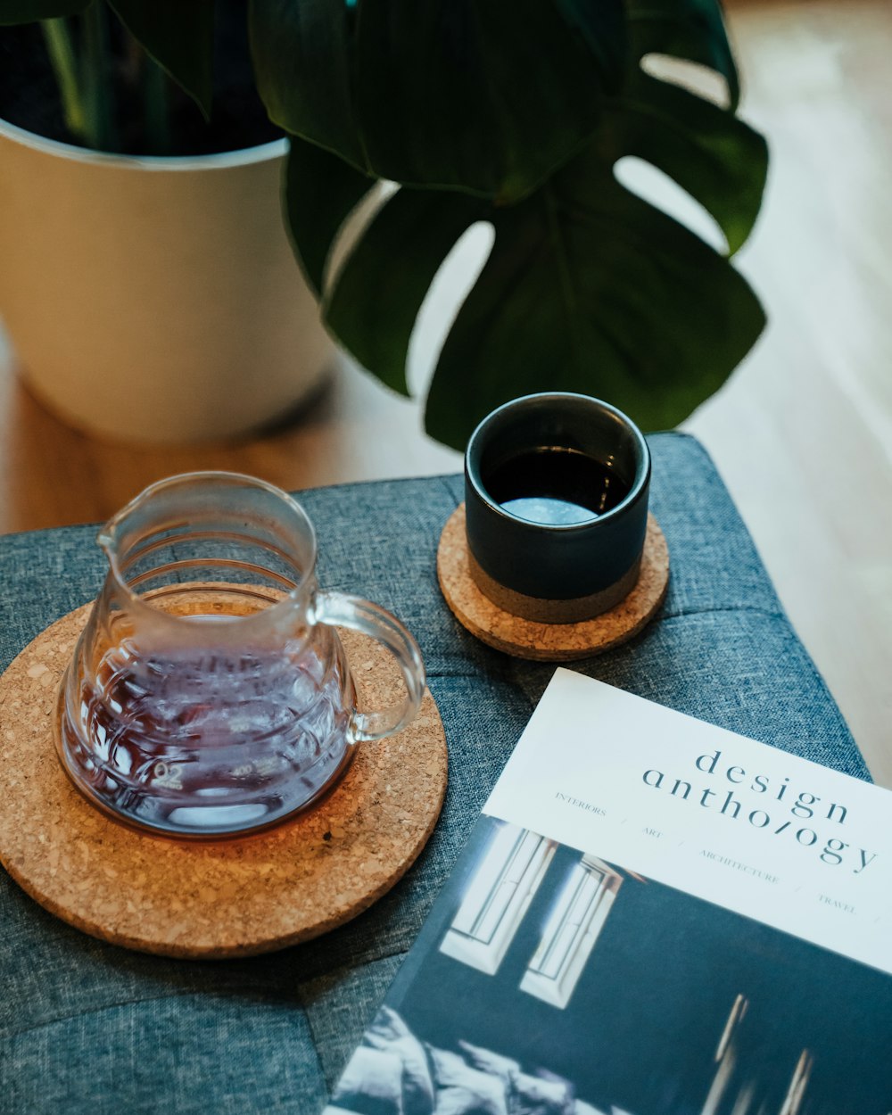 Taza de vidrio transparente en posavasos de madera marrón