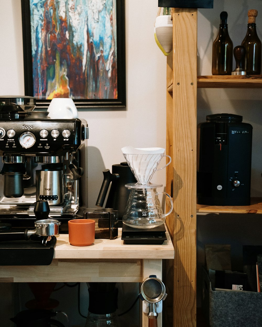 schwarz-silberne Kaffeemaschine auf braunem Holztisch