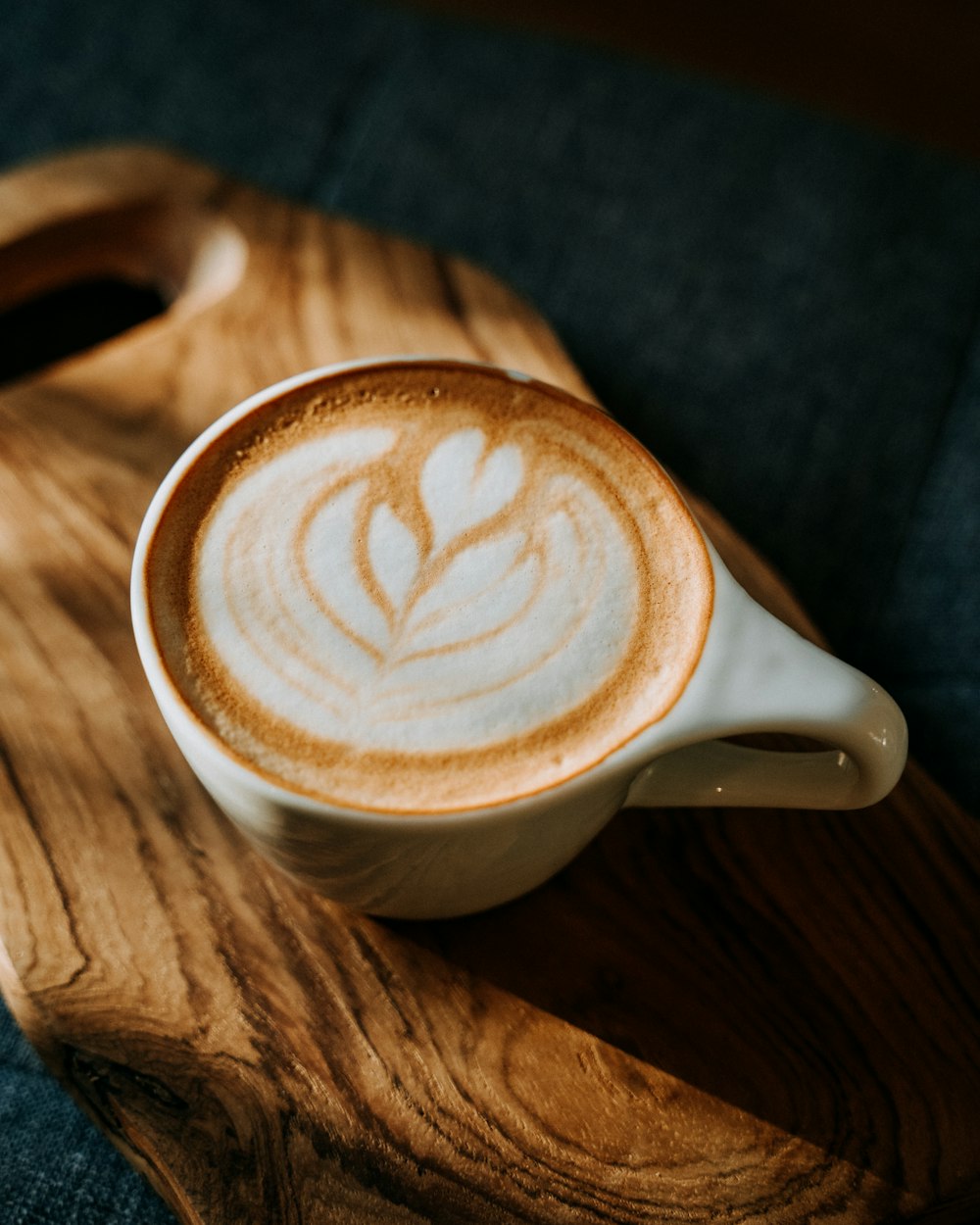 Taza de cerámica blanca con líquido marrón y blanco