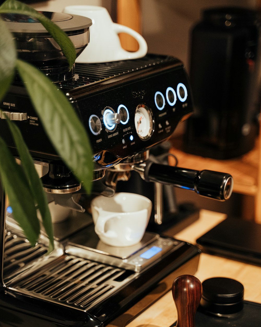 máquina de café expresso preta e prateada