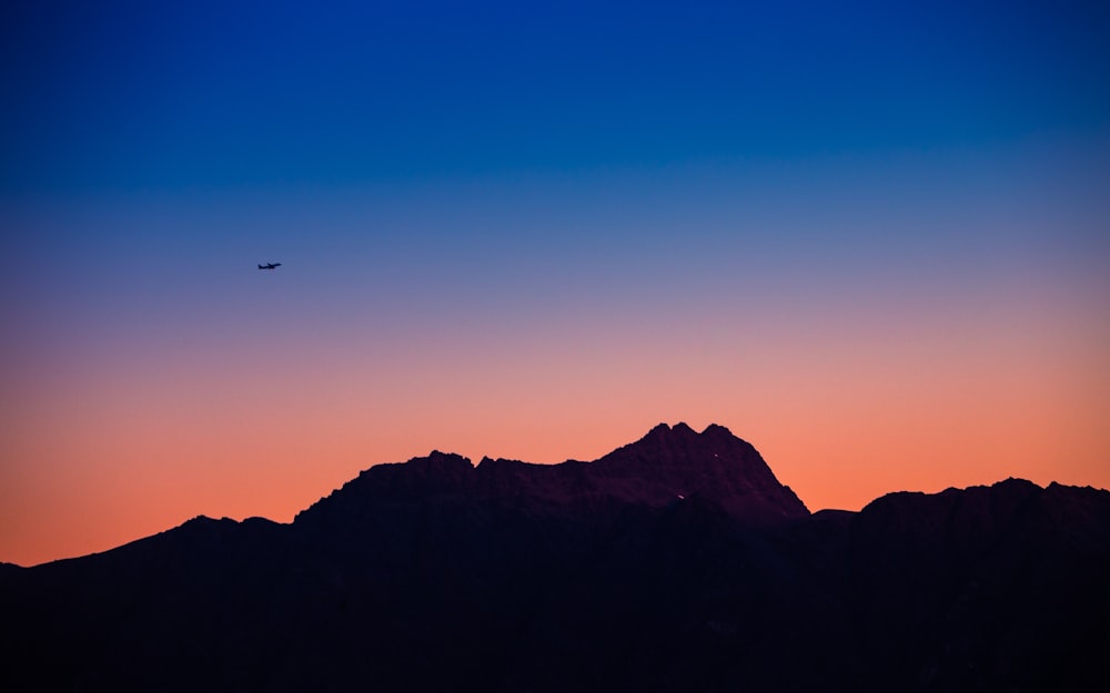 silhouette de montagne au coucher du soleil