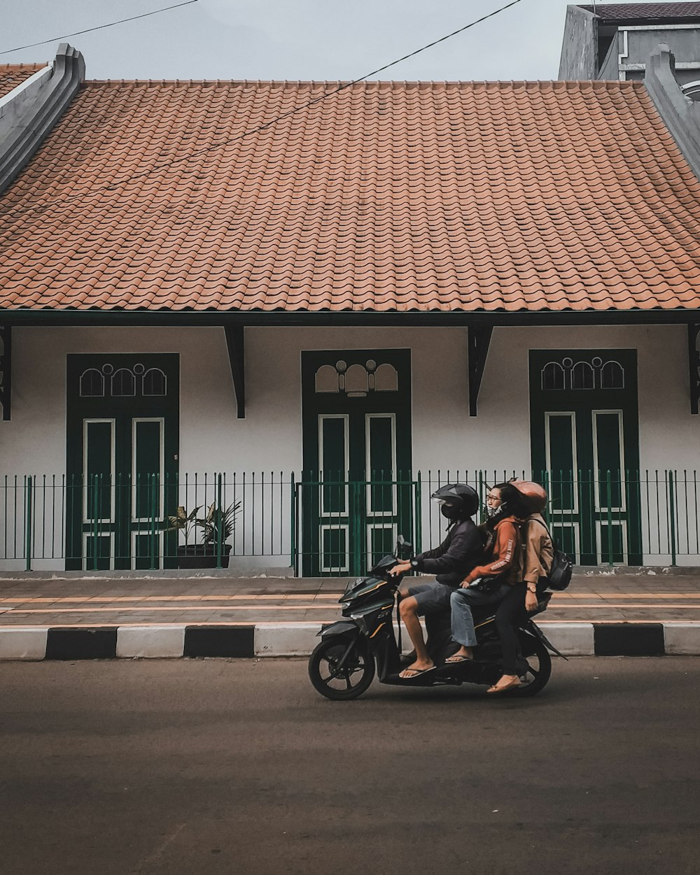 homme en veste noire équitation sur moto noire